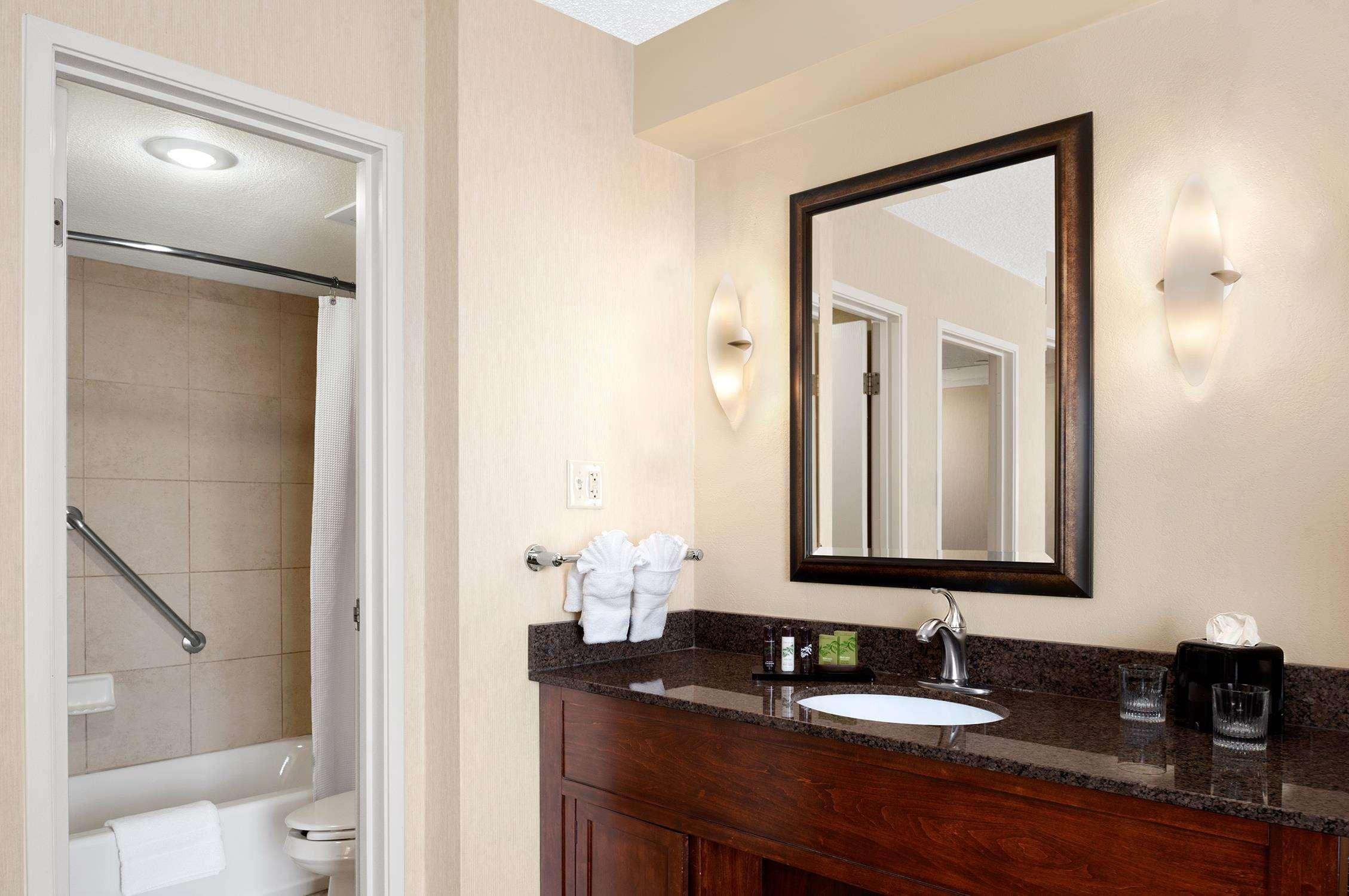Embassy Suites By Hilton Kansas City Plaza Экстерьер фото