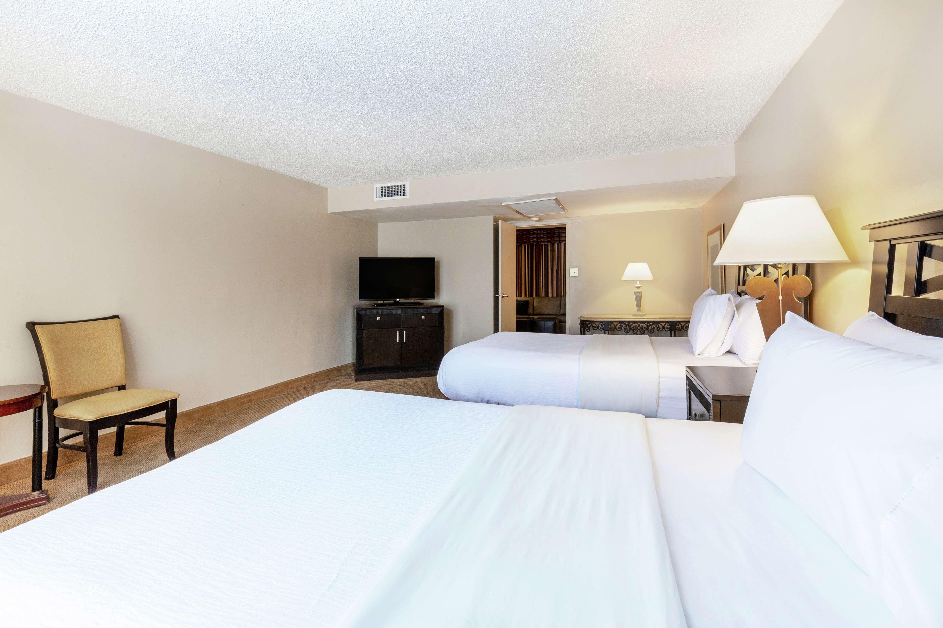 Embassy Suites By Hilton Kansas City Plaza Экстерьер фото