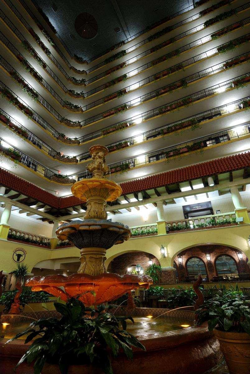 Embassy Suites By Hilton Kansas City Plaza Экстерьер фото