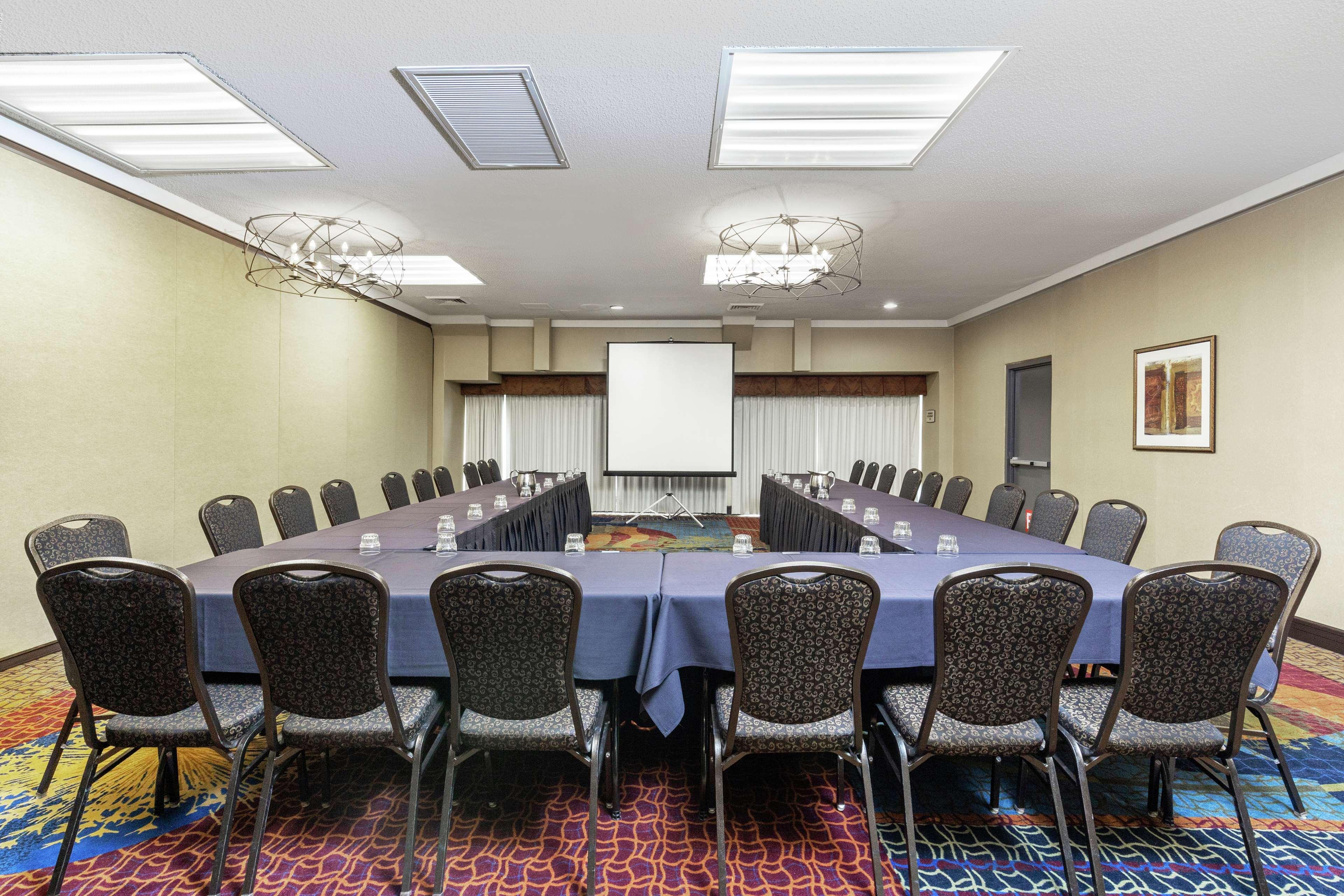 Embassy Suites By Hilton Kansas City Plaza Экстерьер фото
