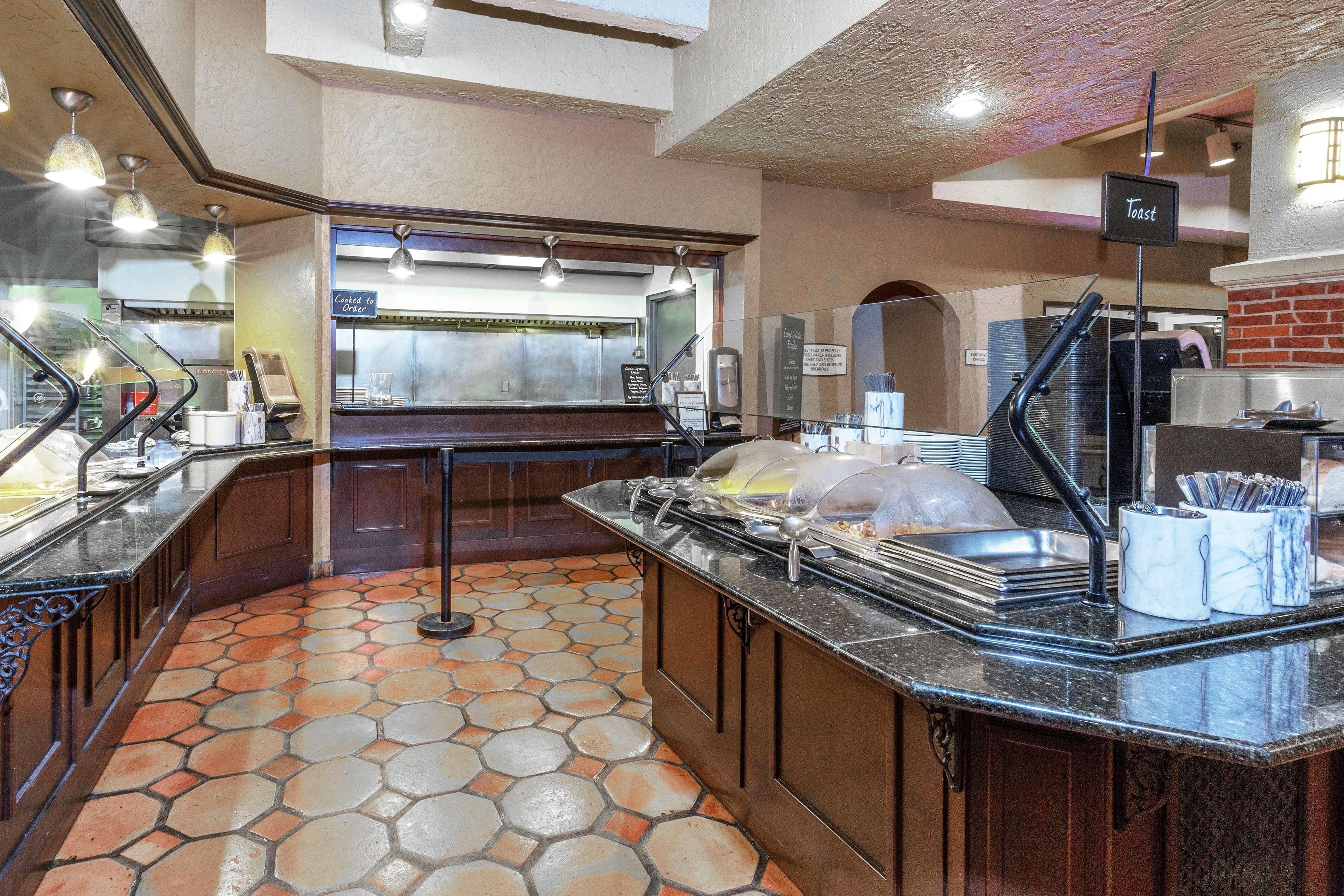 Embassy Suites By Hilton Kansas City Plaza Экстерьер фото