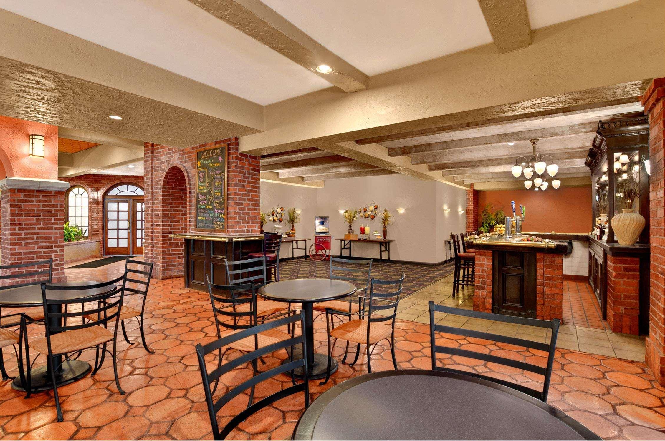 Embassy Suites By Hilton Kansas City Plaza Экстерьер фото