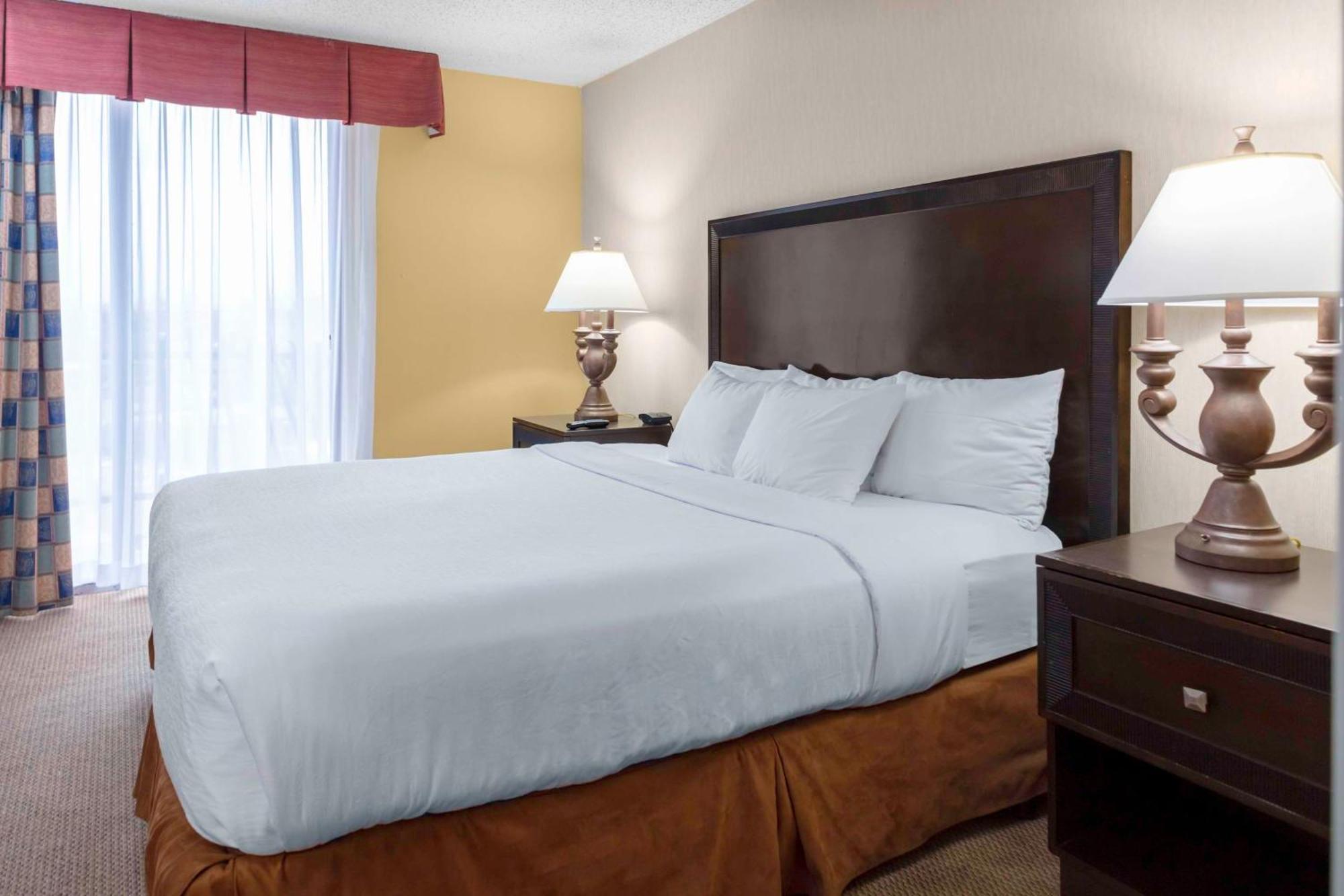 Embassy Suites By Hilton Kansas City Plaza Экстерьер фото