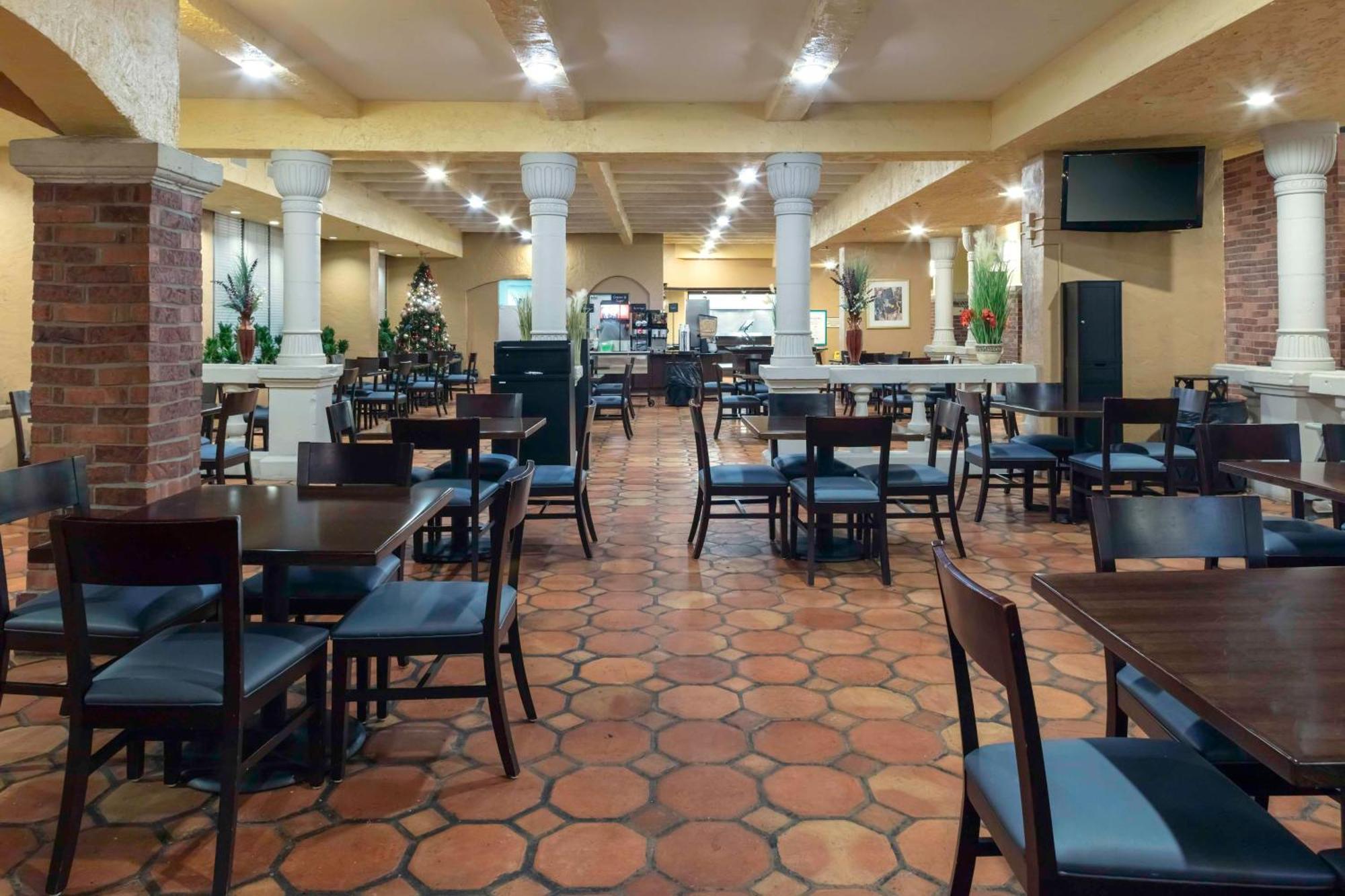 Embassy Suites By Hilton Kansas City Plaza Экстерьер фото